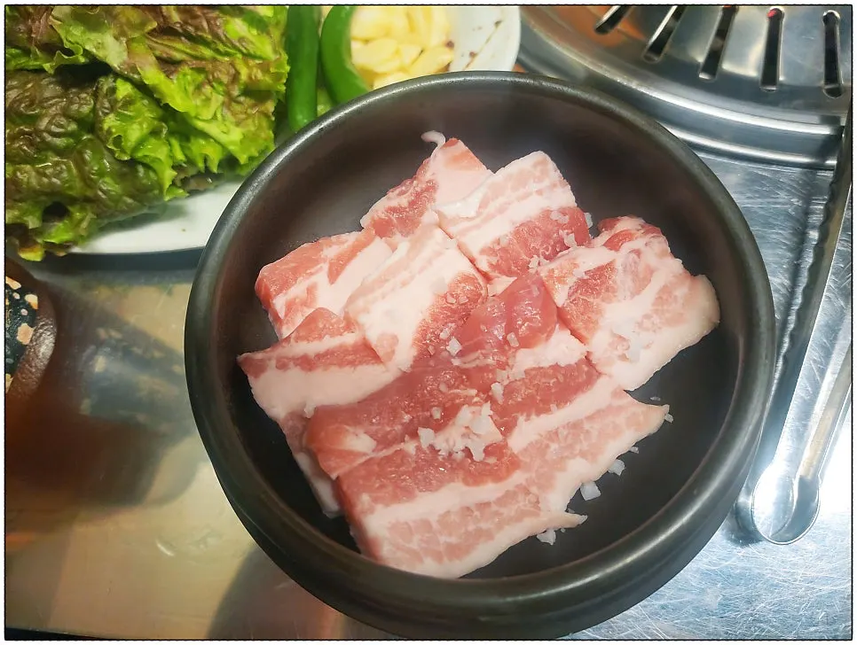 생고기 상태의 연탄 왕소금 삼겹