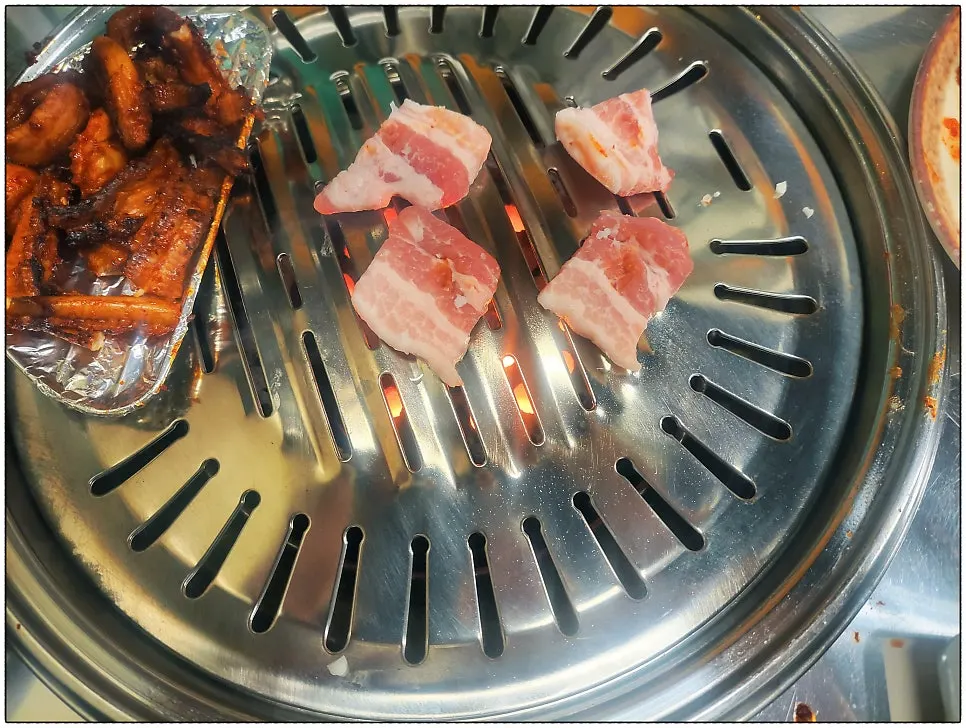 연탄불 위에서 구워지는 삼겹살