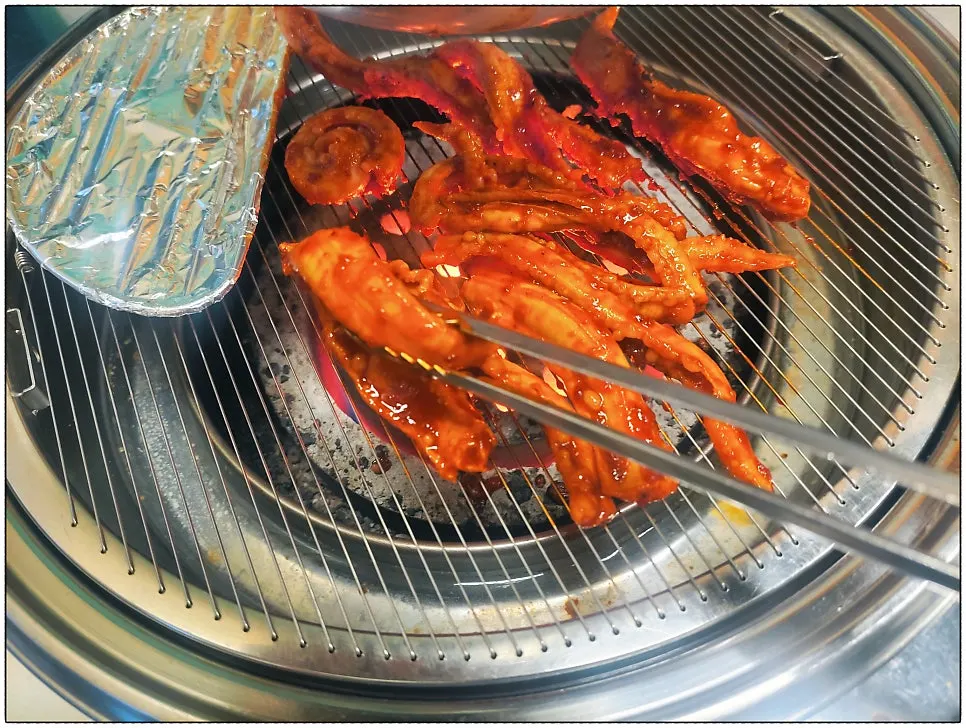 한 점 집어 든 삼겹살