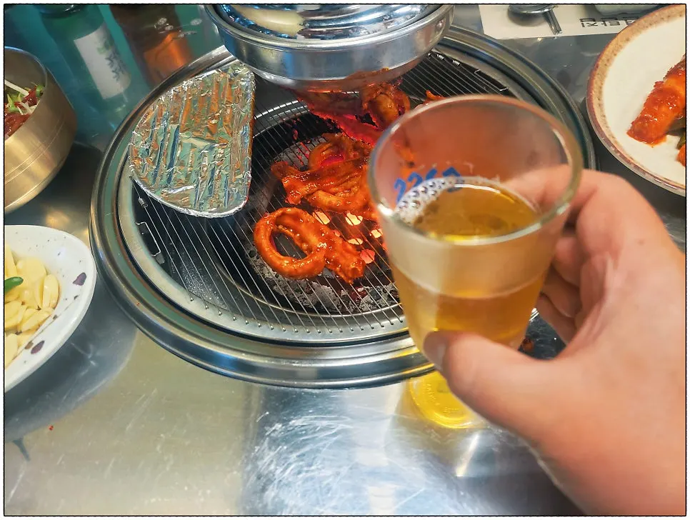 연탄불에 굽는 매콤한 양념꼼장어