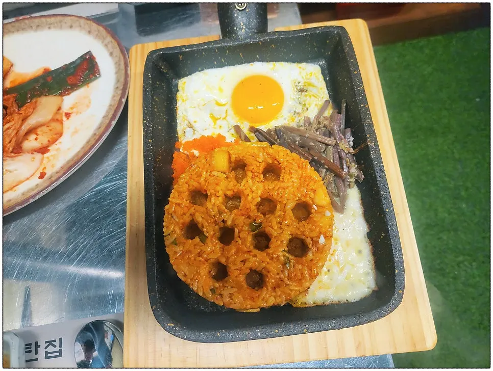 깍둑 연탄 볶음밥 재료가 담긴 팬