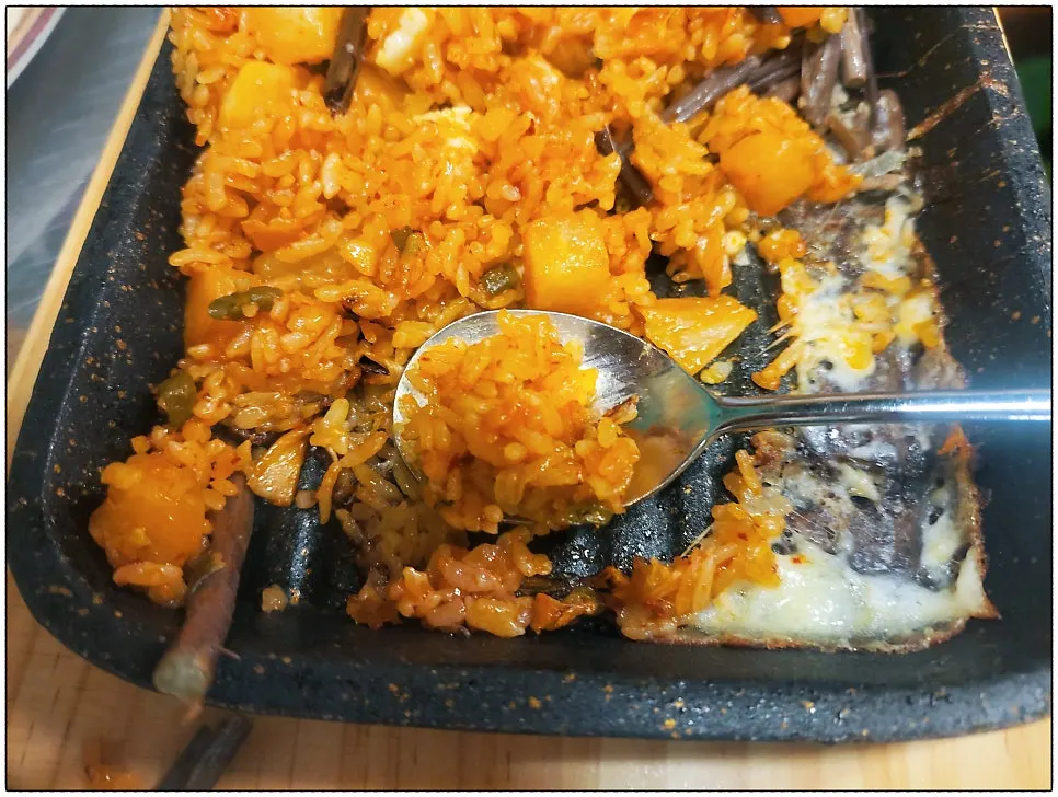 계란후라이와 날치알이 올라간 볶음밥