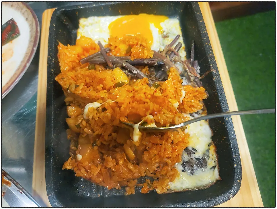 비벼낸 깍둑 연탄 볶음밥 한 숟갈