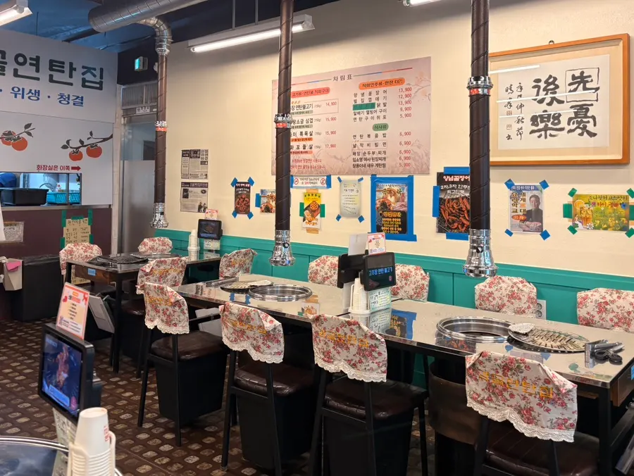 Interior of Gimgol Yeontanjip with group seating and high chairs