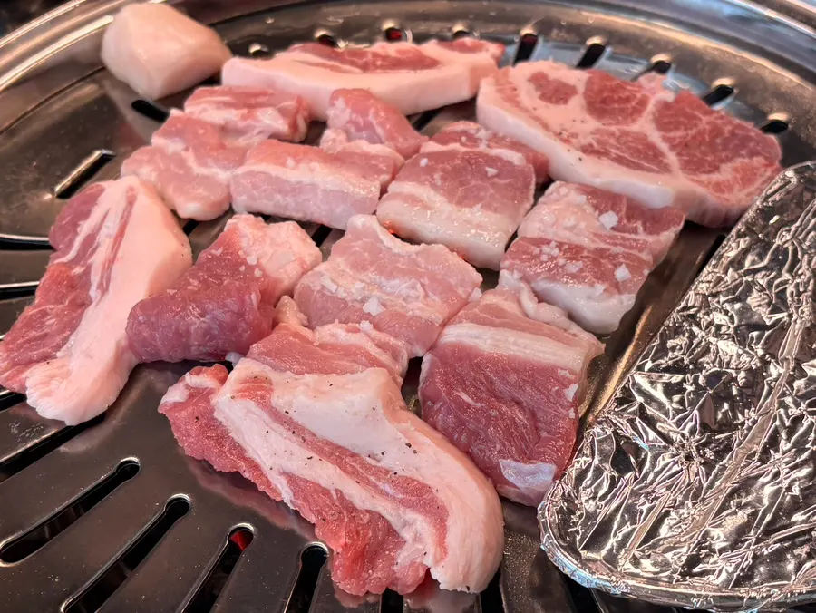 Hot charcoal grill plate