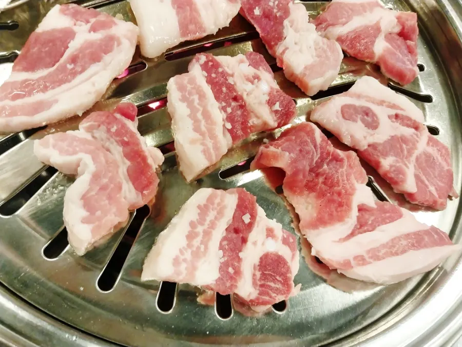 Raw salt-sprinkled pork belly and seolhwa kkodeulsal