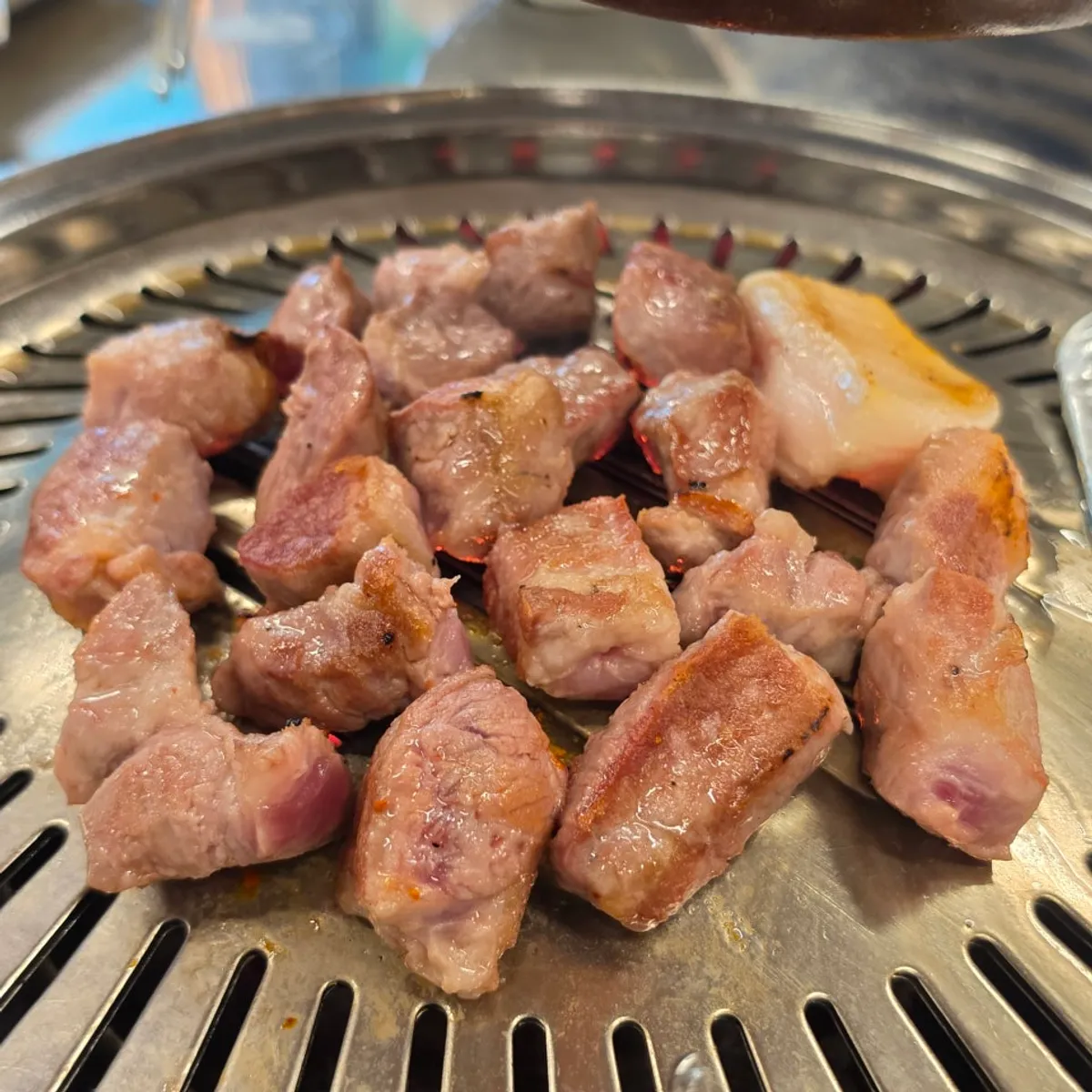 Golden brown grilled jujulli teukmoksal at Galgol Yeontanjip
