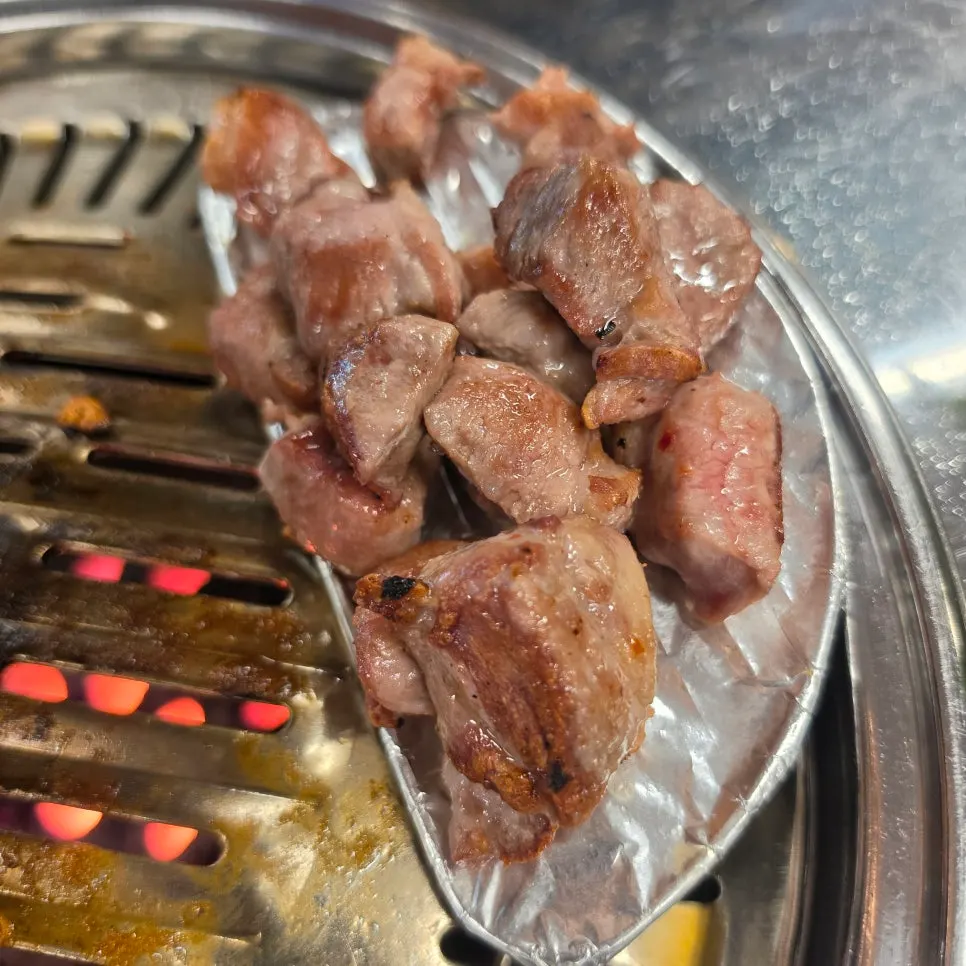 Charcoal-grilled pork neck nearly fully cooked