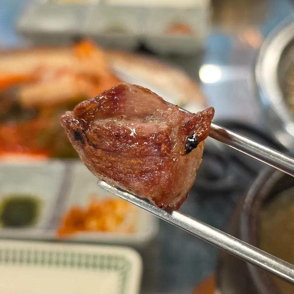 Table setting near the end of the charcoal-grilled pork neck meal