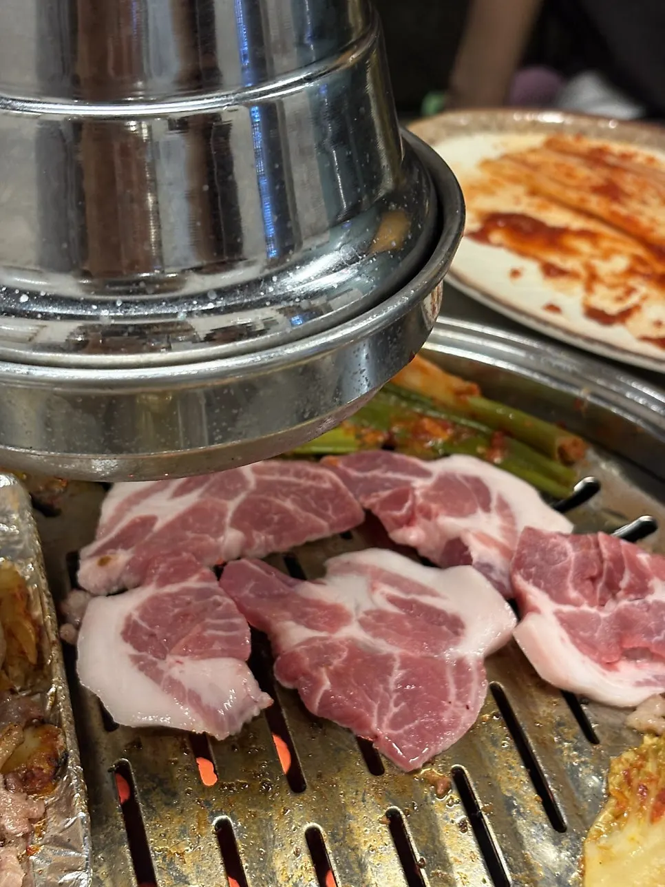 테이블 가운데 들어온 연탄불