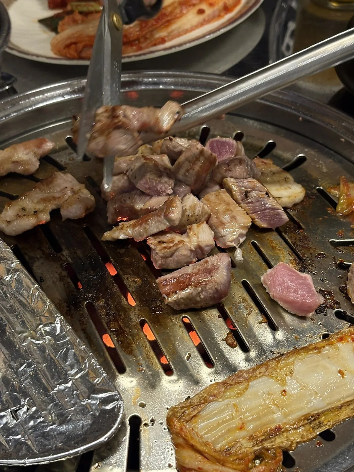 노릇하게 구워진 연탄 왕소금 삼겹
