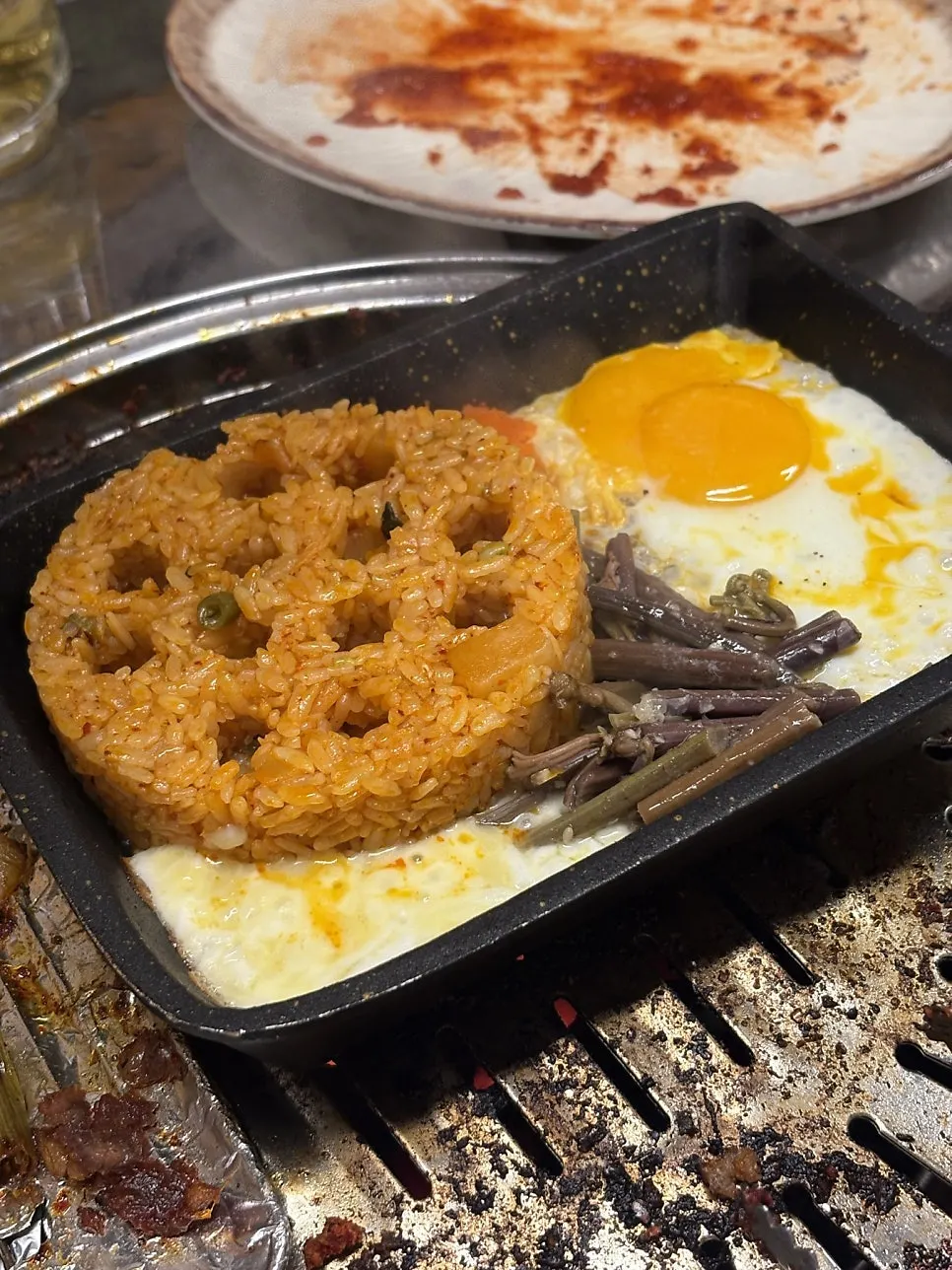 무쇠 트레이에 계란후라이 올린 연탄볶음밥