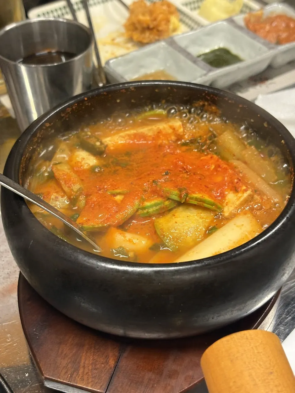 두부와 애호박이 든 칼칼한 찌개