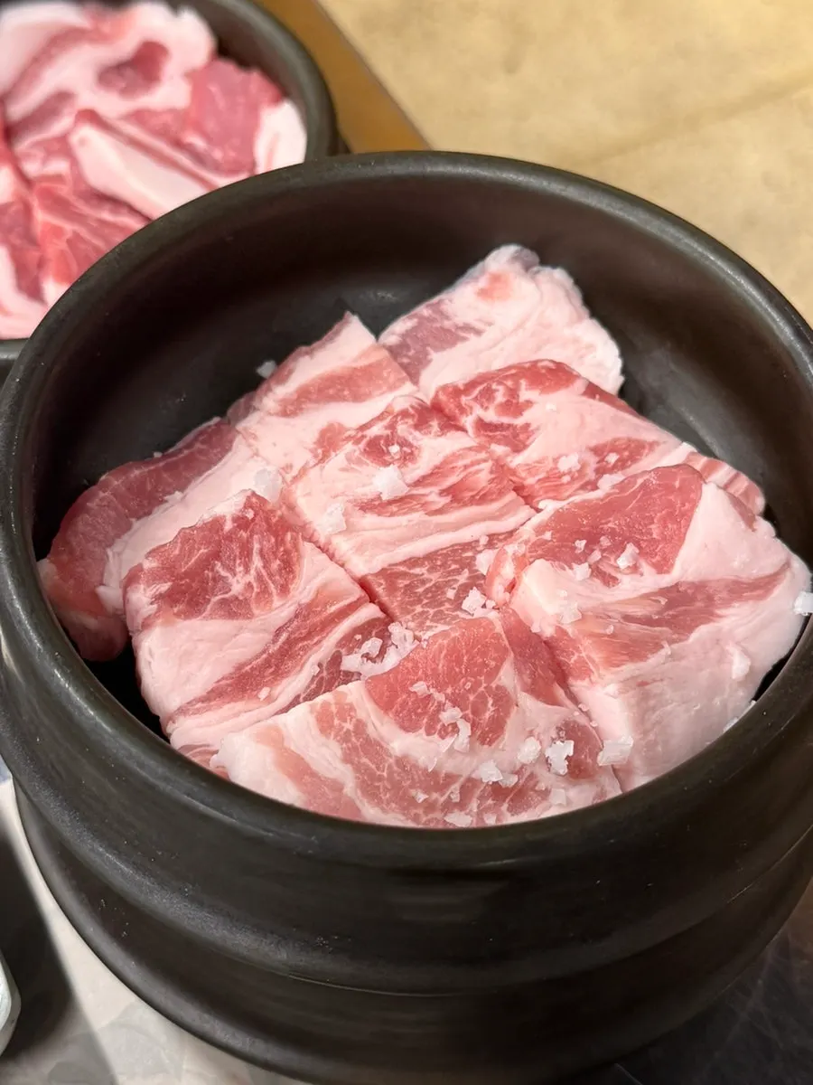 노릇하게 구운 두툼한 삼겹살