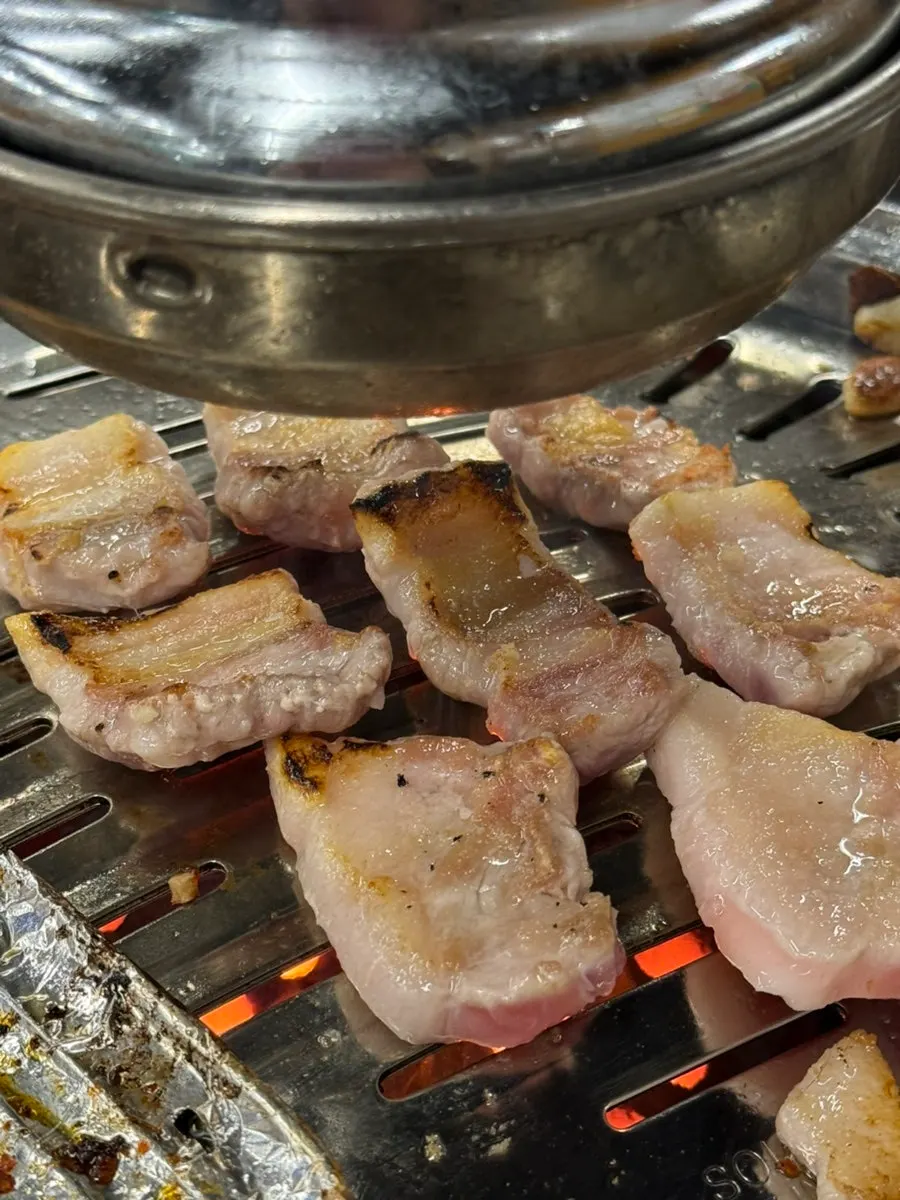 추가 주문한 연탄 왕소금 삼겹 2인분