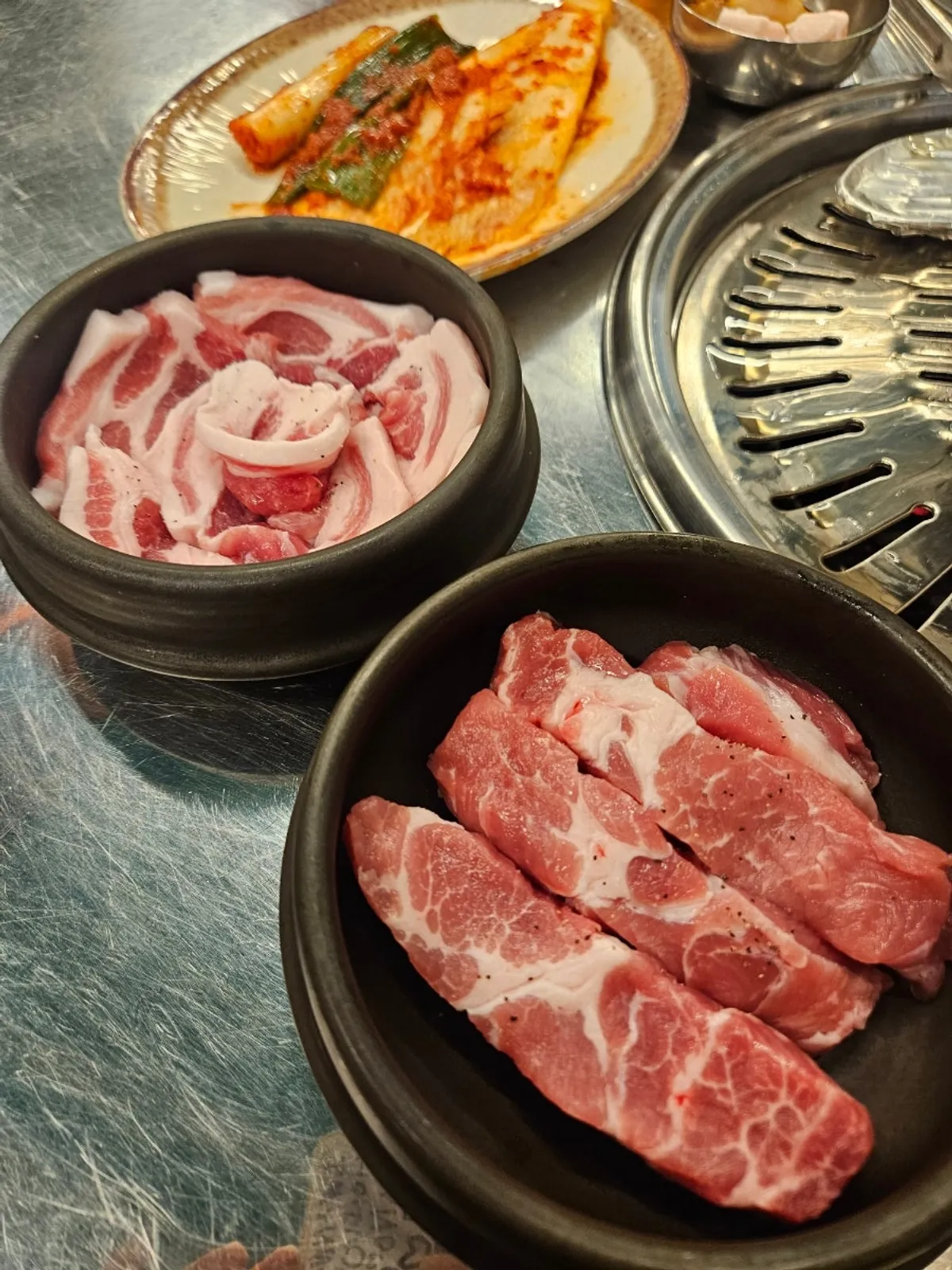 Juljuli teukmok-sal and seolhwa kkoldeul-sal on the charcoal grill