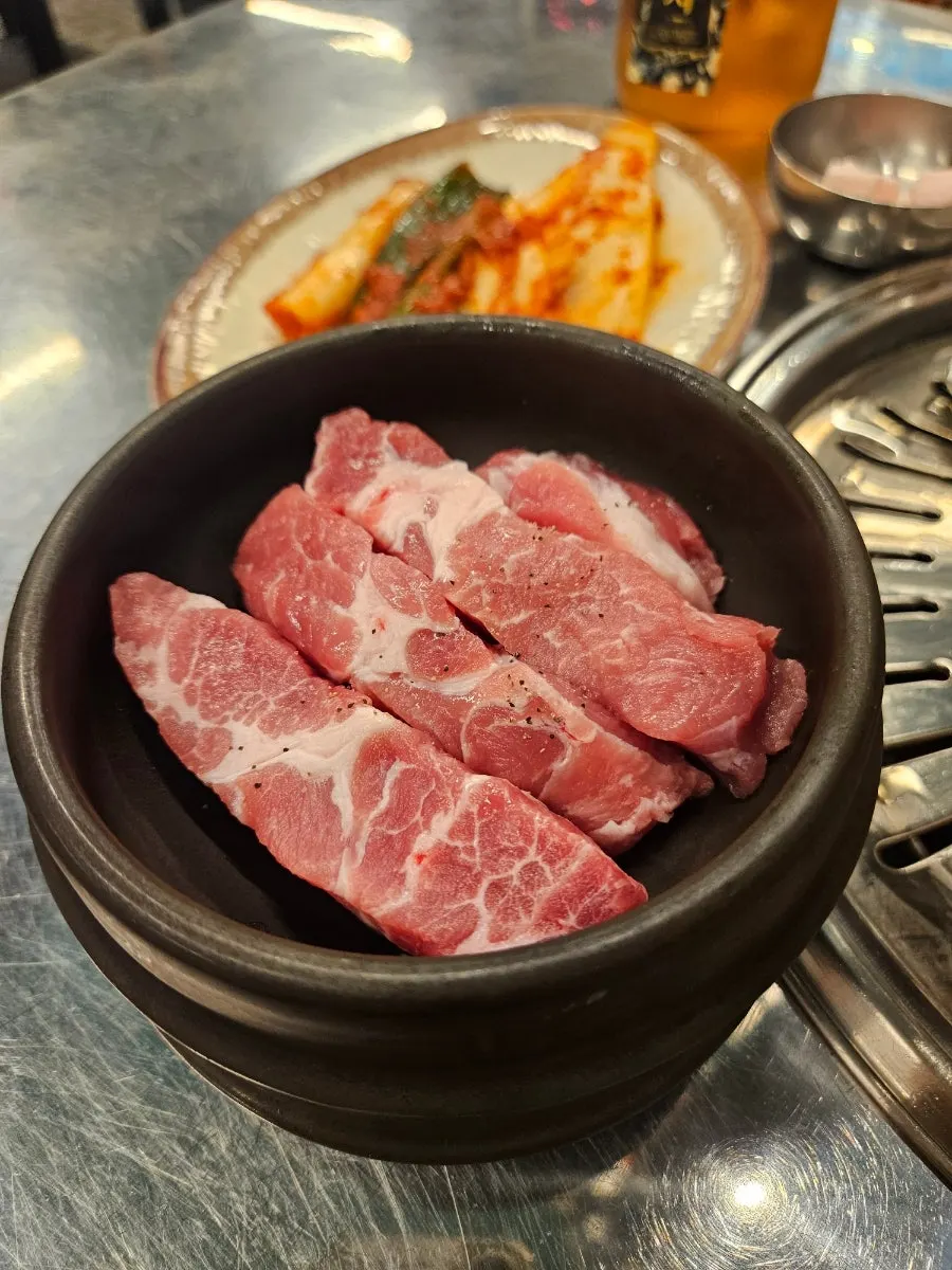 Thick raw slices of juljuli teukmok-sal