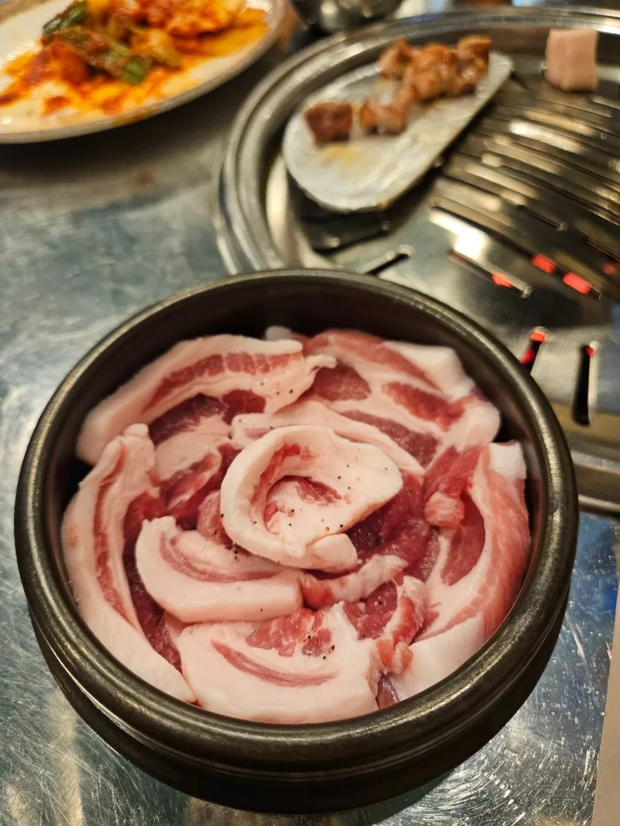 Limited-edition seolhwa kkoldeul-sal being grilled