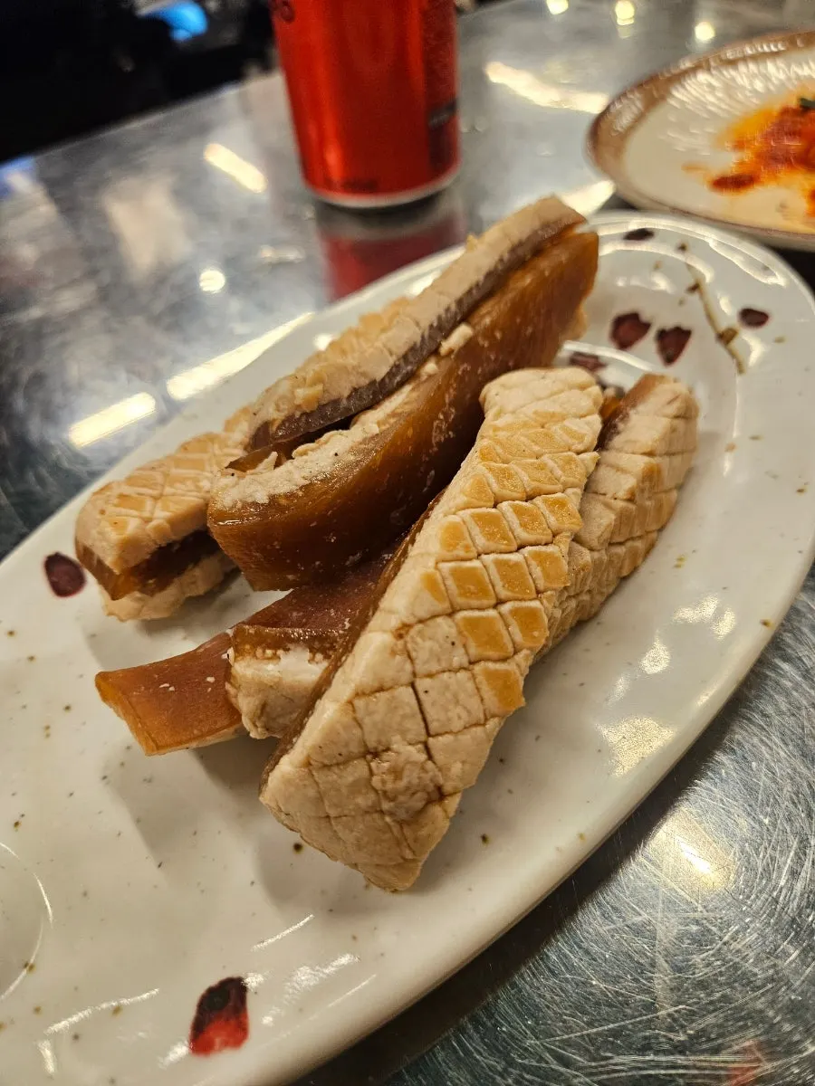 Thick raw slices of beolgip gyeopdae (honeycomb tripe)