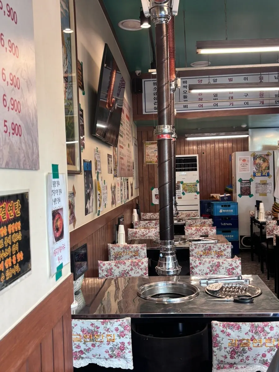 Interior dining hall of Gamgol Yeontanjip Gayang Station Branch