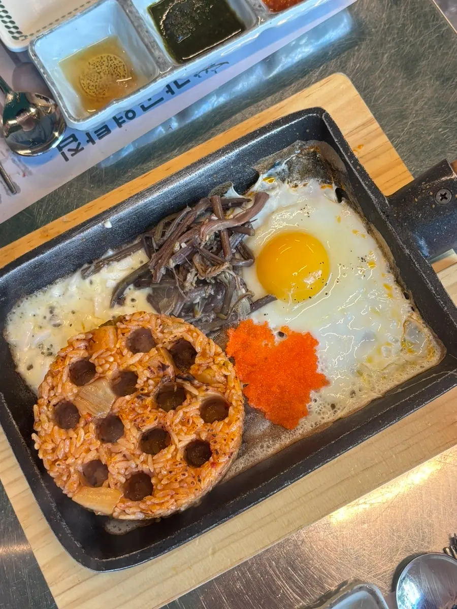 Charcoal-shaped kimchi fried rice from Gamgol Yeontanjip