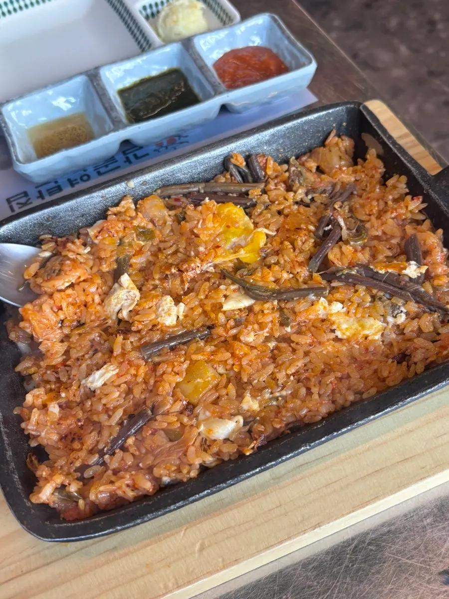 Charcoal-shaped fried rice topped with flying fish roe and egg