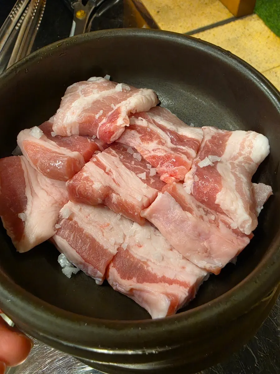 연탄불 삼겹살 구이 테이블 풍경