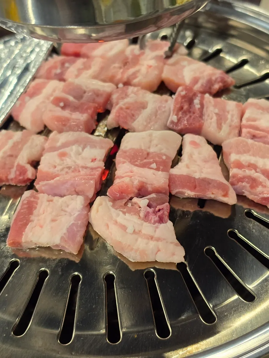 먹기 좋게 구워진 삼겹살