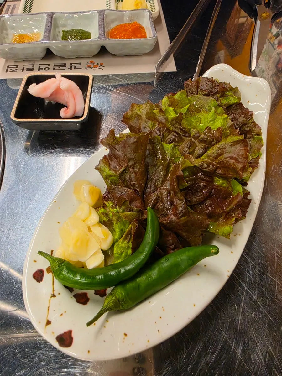 깔끔하게 나온 밑반찬 접시