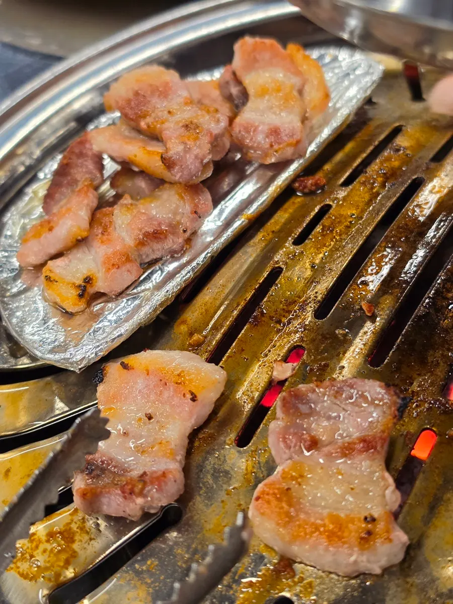연탄불 고기집 테이블 전경