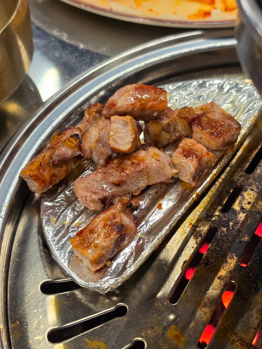 구워진 삼겹살과 목살