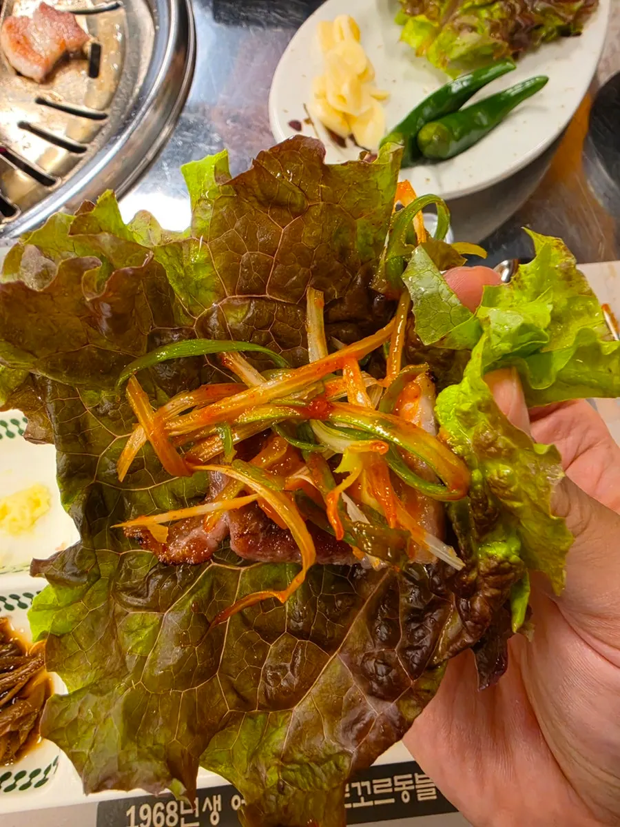 연탄불 위 고기 굽는 장면