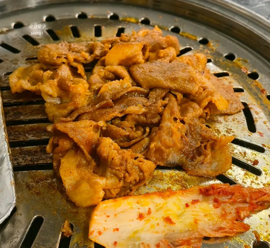 A finished piece of grilled charcoal bulgogi