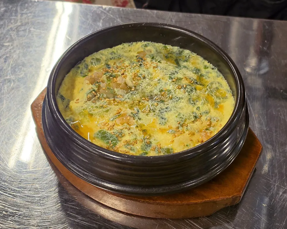 Briquette-shaped kimchi charcoal fried rice