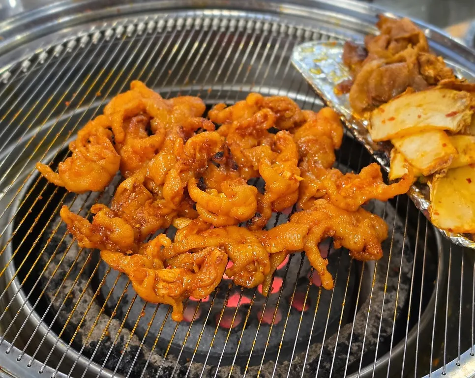 Grilled tulip chicken feet on a fresh pan