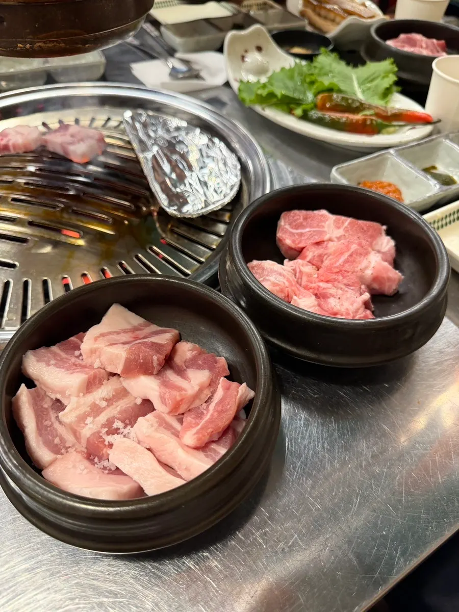 주문한 삼겹살과 특목살 생고기 접시