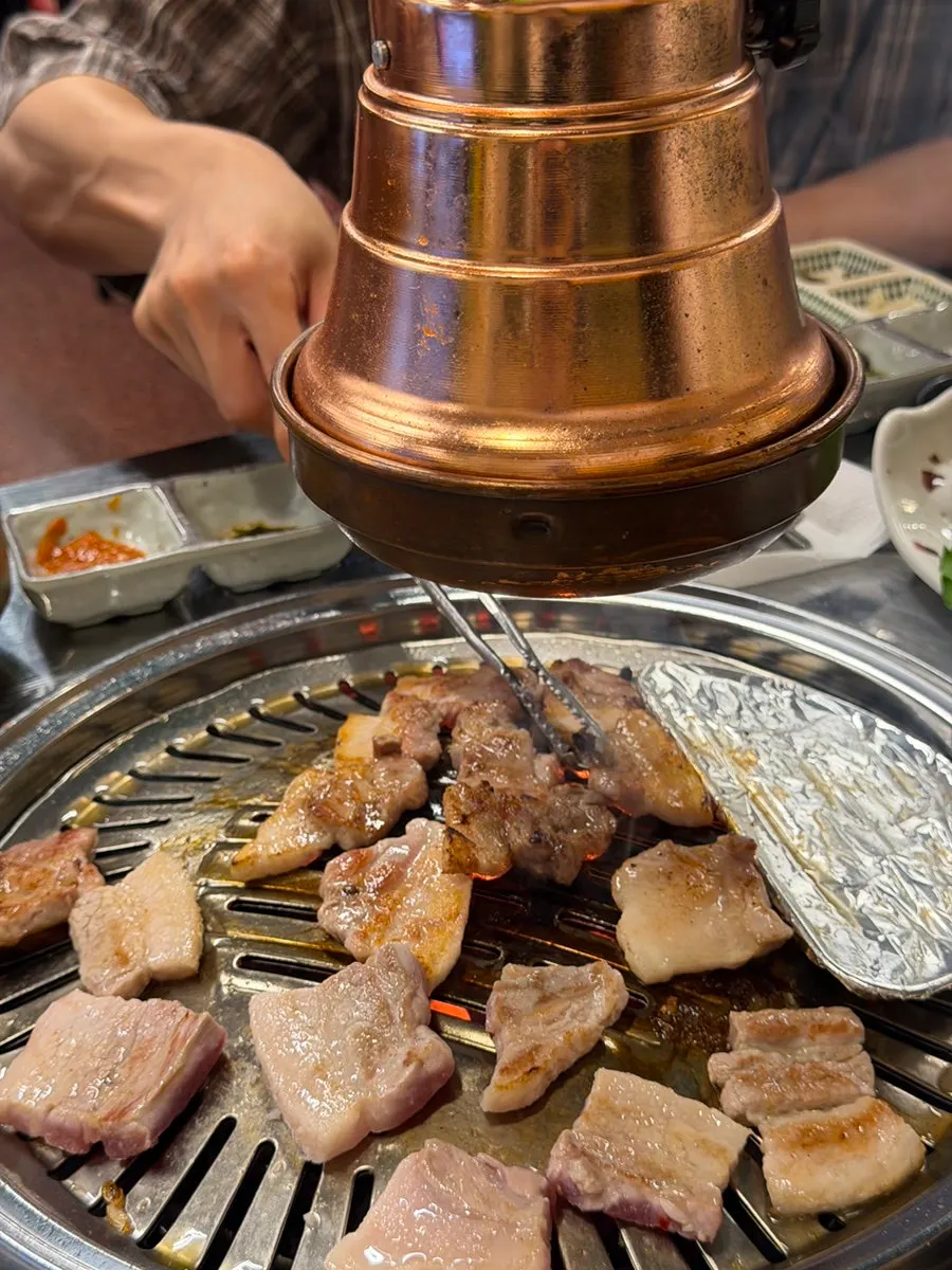 연탄 화로에 올라간 도톰한 고기