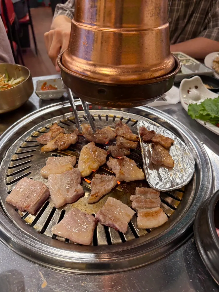연탄불에서 구워지는 삼겹살