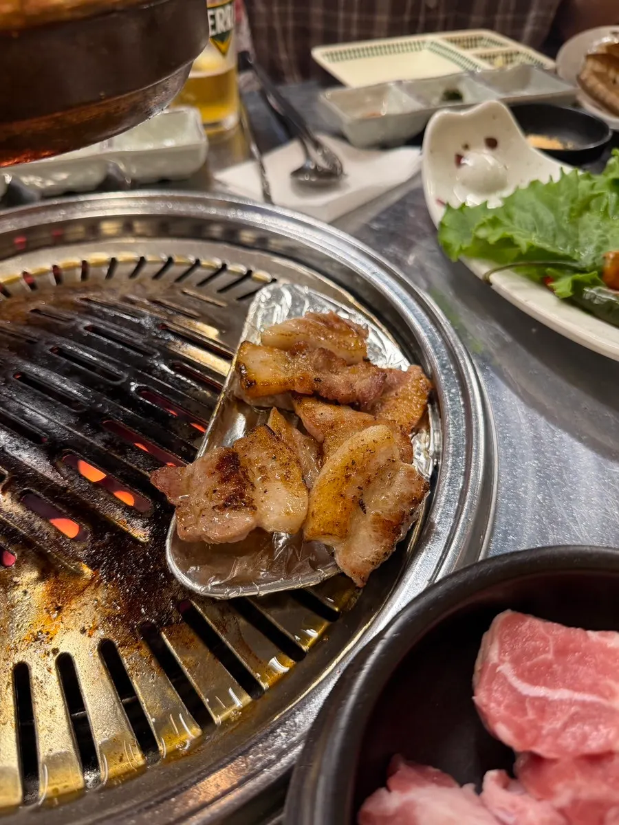 연탄 화로 위에서 익어가는 고기와 김치
