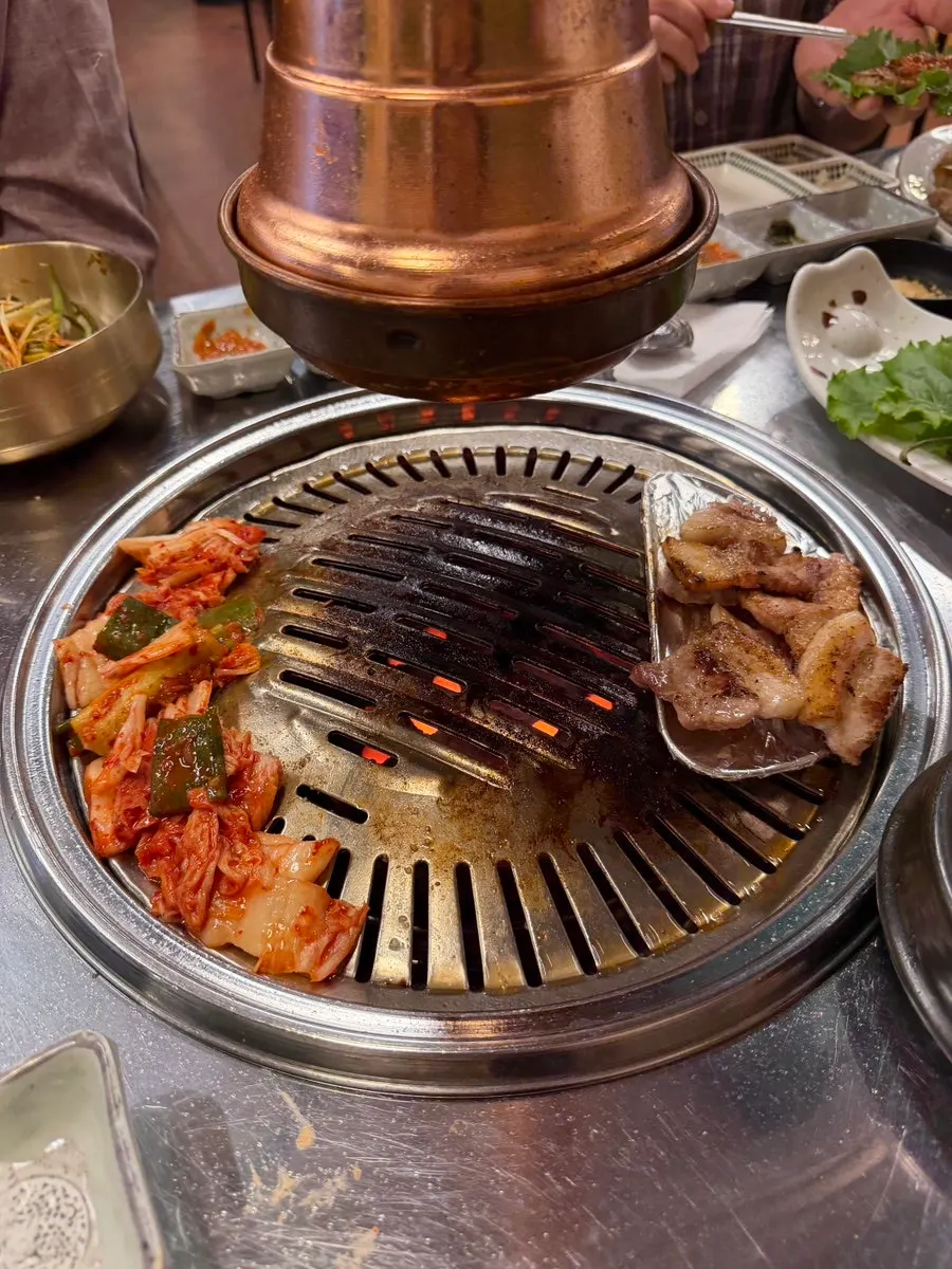알맞게 구워진 연탄 삼겹살 클로즈업