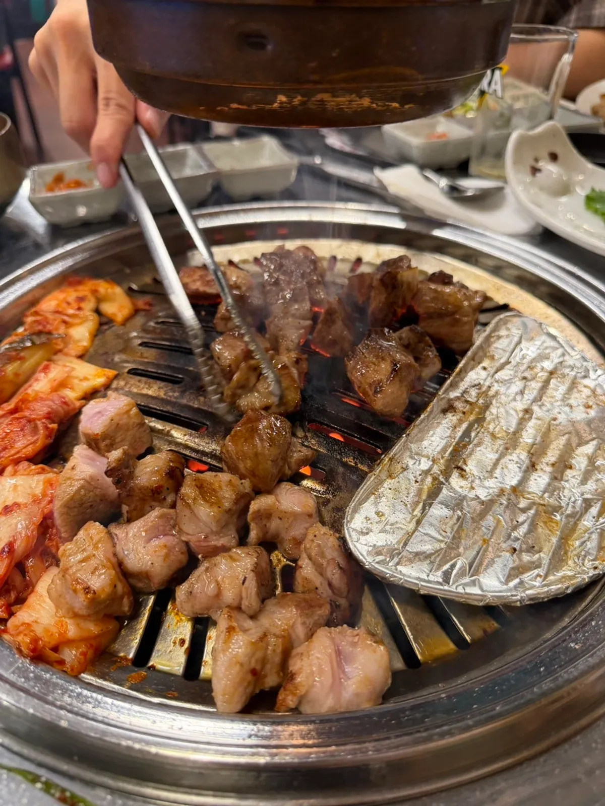 연탄불에 구운 특목살과 곁들임 반찬