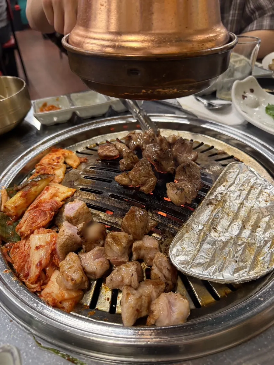 익은 목살을 잘라 놓은 화로 위 모습