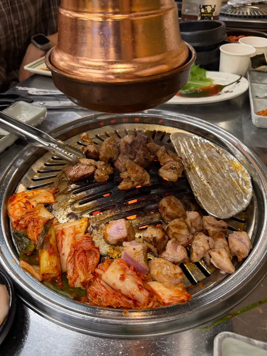 목살 한 점과 쌈장 세팅