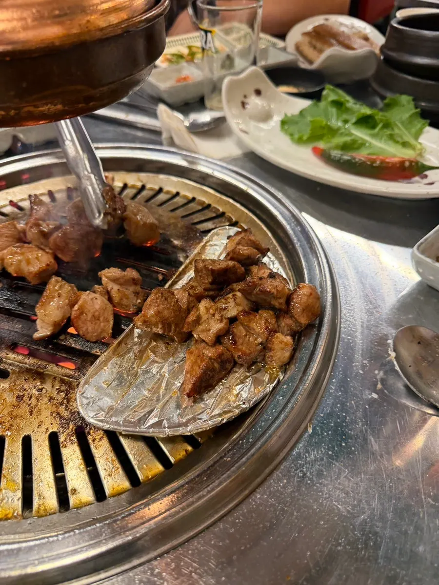 겉은 타지 않고 속은 촉촉하게 구워진 고기