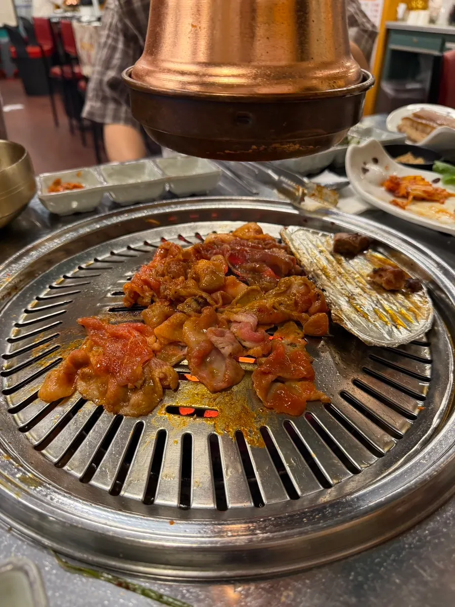 구운 고기를 접시에 담은 모습