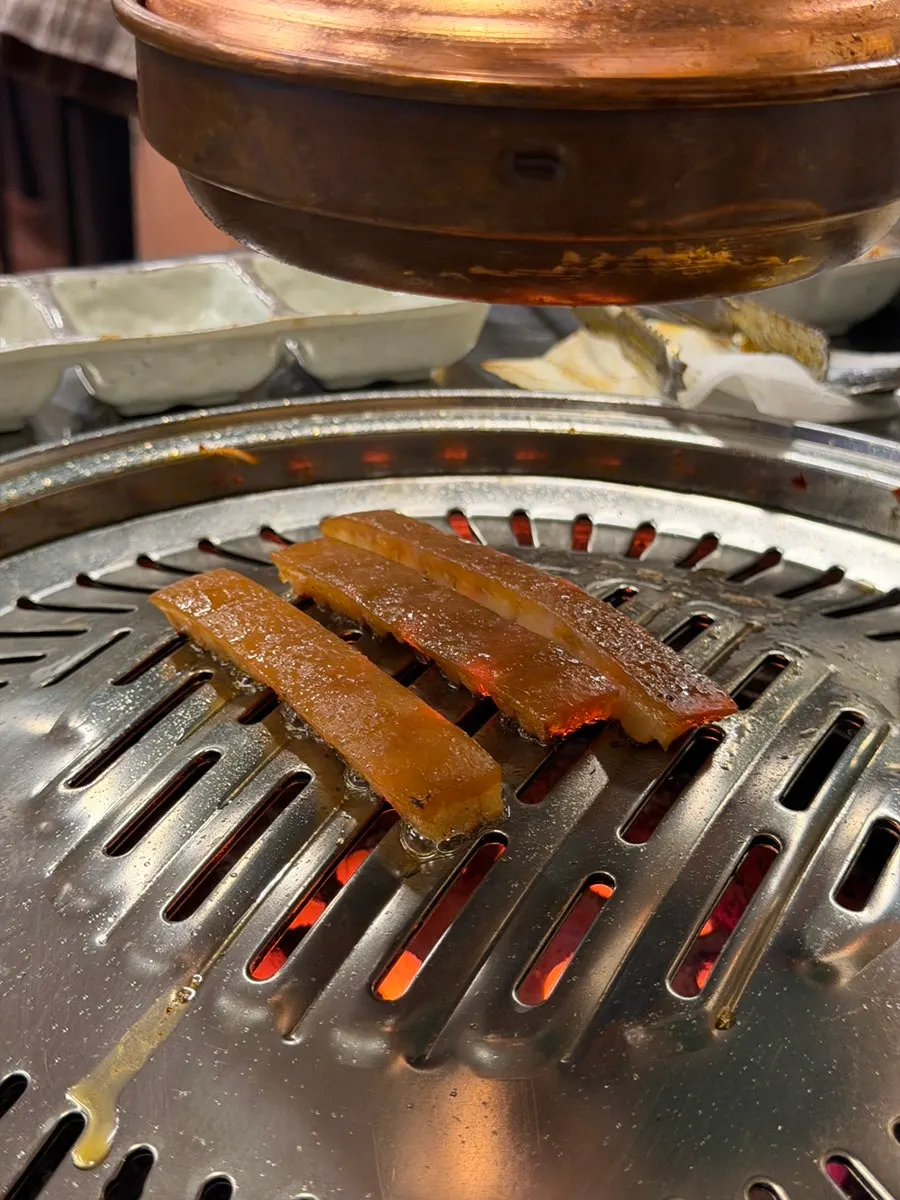 쫀득하게 구워진 껍데기 클로즈업