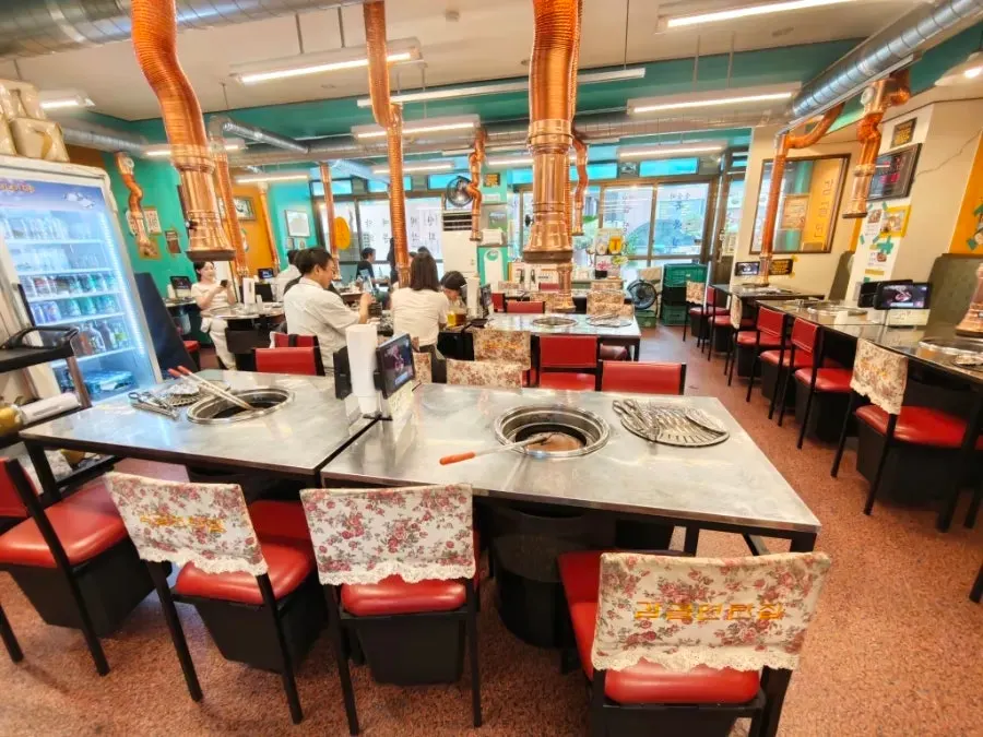 Interior view of the dining hall at Galgol Yeontanjip Seocho Gyodae Branch