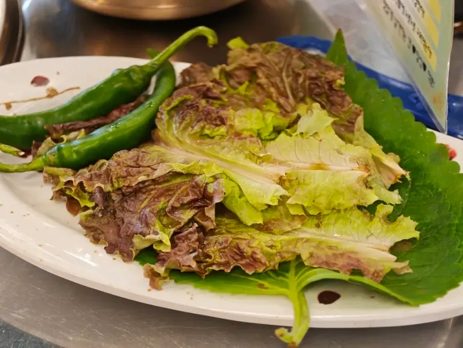 Charcoal-grilled meat dipped in salt