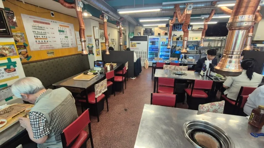 Retro interior of Galgol Yeontanjip Seocho Gyodae Branch