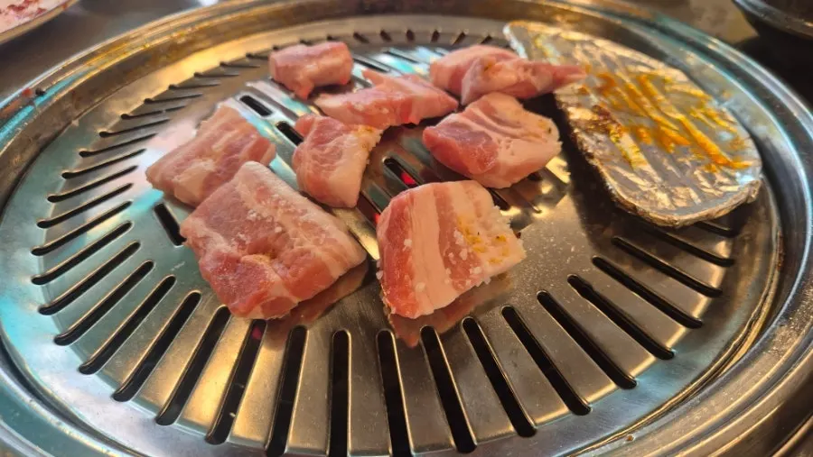 Coarse salt pork belly grilled over charcoal